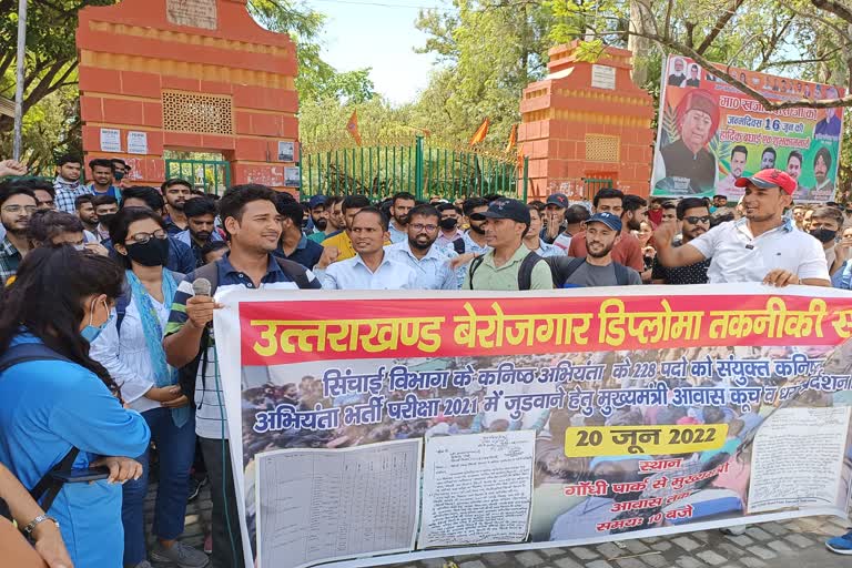 e protesting unemployed diploma students marched to the CM residence for their demands.