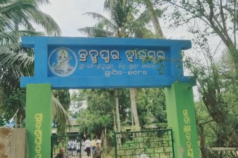 ବିଦ୍ୟାଳୟରେ ବଜ୍ରପାତ, ଅଳ୍ପକେ ବର୍ତ୍ତିଲେ ଛାତ୍ରଛାତ୍ରୀ