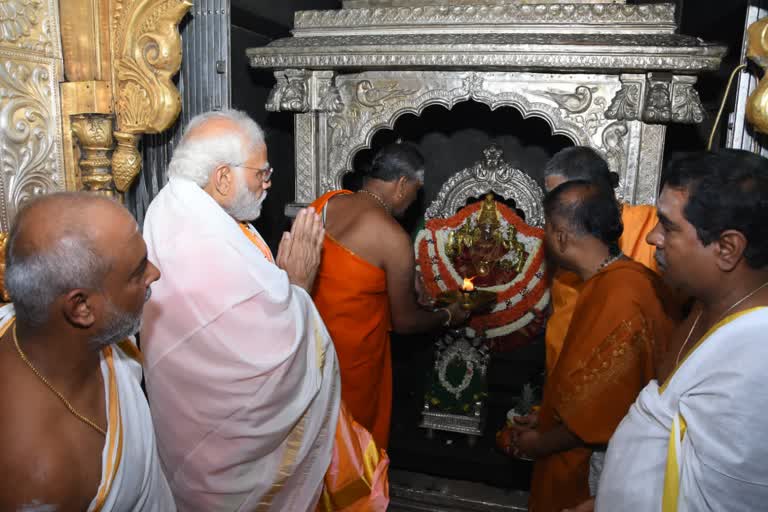 ಚಾಮುಂಡೇಶ್ವರಿ ದರ್ಶನ ಪಡೆದ ಪ್ರಧಾನಿ