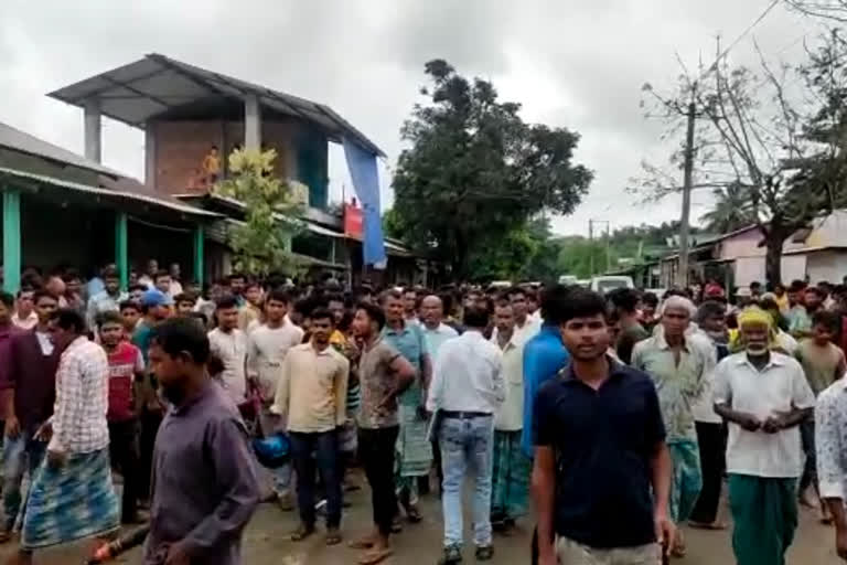 কোকৰাঝাৰত দুষ্কৃতিকাৰীয়ে ভাঙিলে মছজিদ চৌহদৰ গেট-পানীৰ টেপ