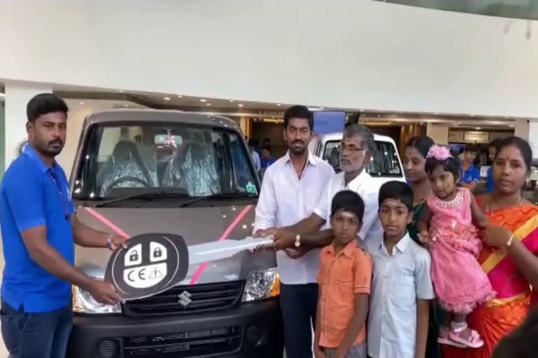 A youth in dharmapuri has bought a car for six lakh rupees by providing full of 10 ruppee coins  A youth in dharmapuri has bought a car for six lakh rupees  A youth in dharmapuri has bought a car by providing full of 10 ruppee coins  10 രൂപ നാണയം ശേഖരിച്ച് കാർ വാങ്ങി ധർമപുരി അരൂർ സ്വദേശി  10 രൂപ നാണയങ്ങൾ സമാഹരിച്ച് കാർ സ്വന്തമാക്കി യുവാവ്  10 രൂപ നാണയങ്ങൾ സമാഹരിച്ച് 6 ലക്ഷം രൂപയാക്കി കാർ വാങ്ങി യുവാവ്  പത്തു രൂപ നാണയങ്ങൾ അസാധുവാണെന്ന അഭ്യൂഹം  പത്ത് രൂപ നാണയം സാധുതയുള്ളതെന്ന് ബോധ്യപ്പെടുത്താൻ കാർ വാങ്ങി യുവാവ്  തമിഴ്‌നാടിന്‍റെ വിവിധ ഭാഗങ്ങളിൽ നിന്ന് 10 രൂപ നാണയം സമാഹരിച്ച് യുവാവ്