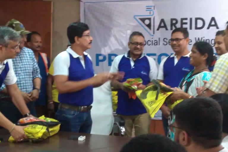 distribution of safety kit of areida to cleaner