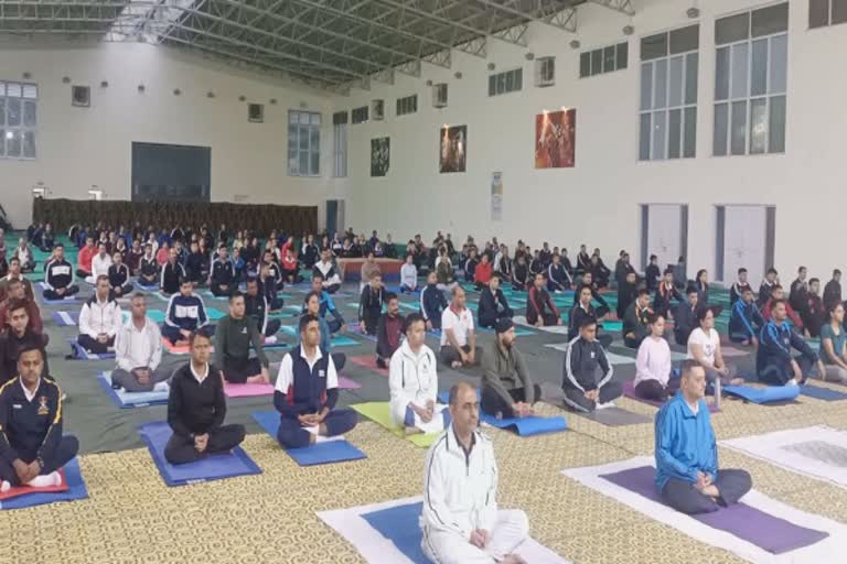 சர்வதேச யோகா தினம்: ராணுவ அதிகாரிகள் யோகா பயிற்சி