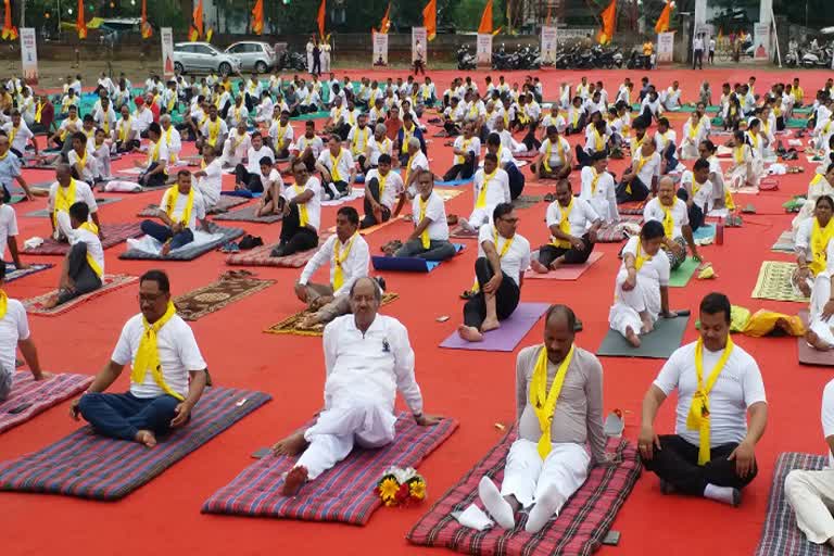 BJP veterans did yoga in Raipur