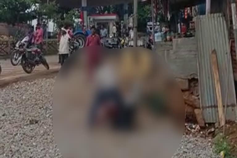 Man was Stabbed to death  stabbed to death by a man in public area at Ajjihalli Circle  യുവാവിനെ റോഡില്‍ വച്ച് വെട്ടിക്കൊന്നു  പട്ടാപ്പകല്‍ യുവാവിനെ വെട്ടിക്കൊന്നു