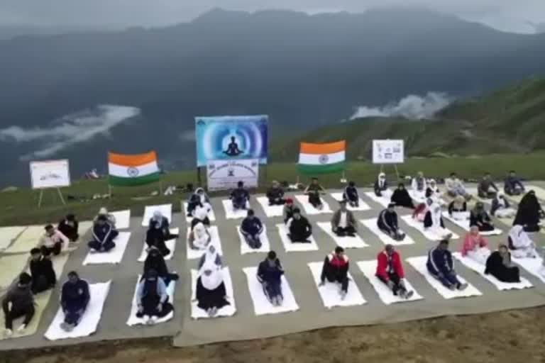 Yoga Day Celebrated in Banihal: فوج کے اشتراک سے بانہال میں یوگا تقریب منعقد