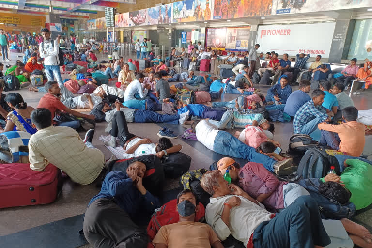 new delhi station train canceel