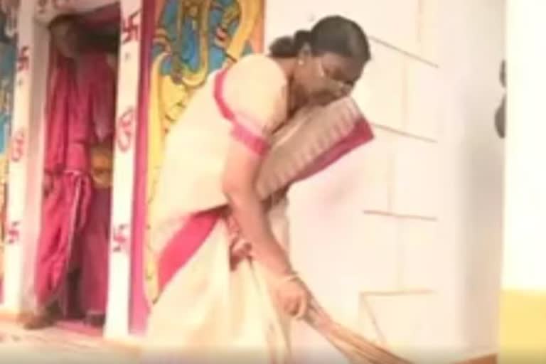 Draupadi Murmu Sweeps Temple Floor