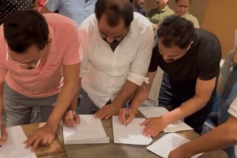 बागी विधायकों ने एकनाथ शिंदे को समर्थन पत्र पर किए हस्ताक्षर