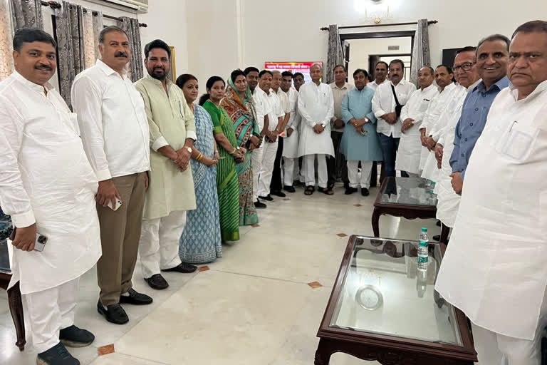 MLAs of Gehlot government reached Delhi