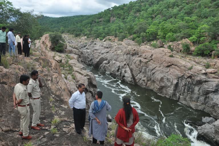 chamarajanagar-dc-visit-to-mekedadu-area