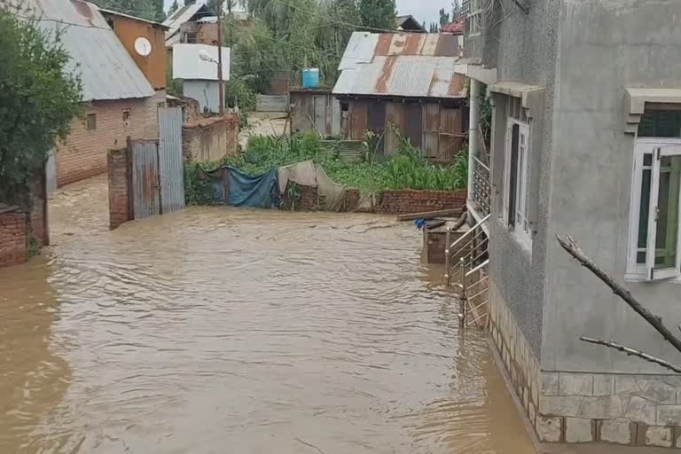 flood water enters in bemina Srinagar locals want compensation