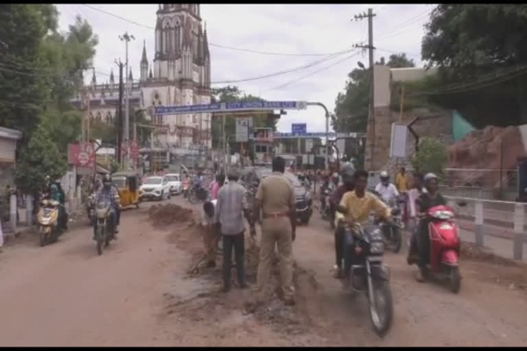 பழுதான சாலையை சரி செய்த போக்குவரத்து காவலர்; மக்கள் பாராட்டு