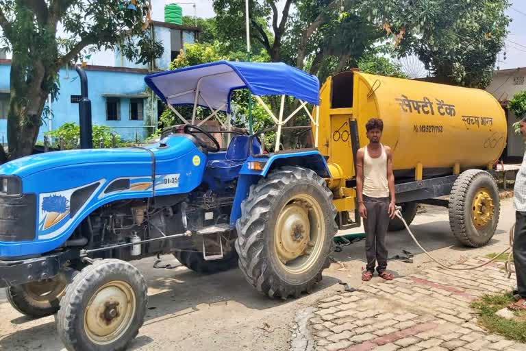 शौचालय की सफाई करने वाले सेफ्टी टैंक से शराब बरामद