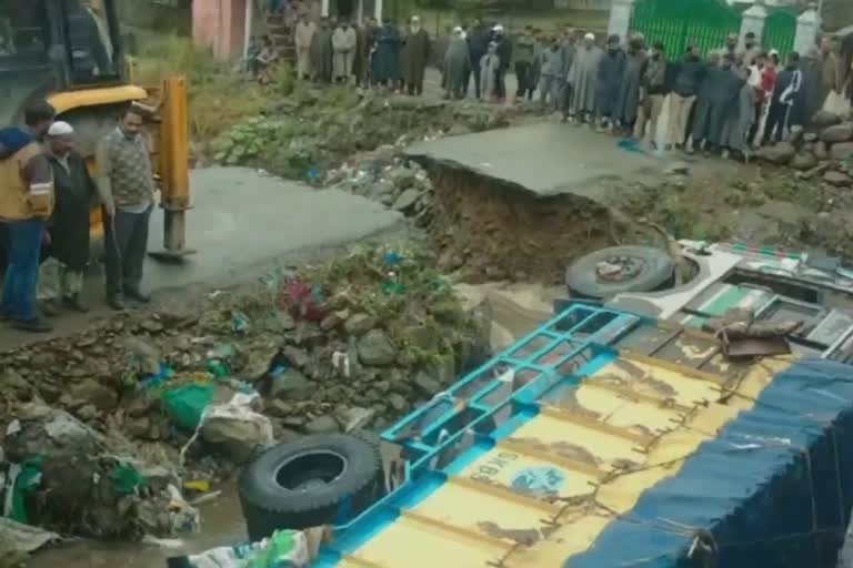 Truck Plunges into Ajas Nallah :ٹراک نالہ میں جا گرا؛ ڈرائیور، کنڈکٹر معجزاتی طور بچ نکلے