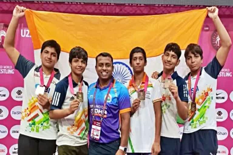 news  Under 17 Asian Championship  Indian freestyle wrestlers win team title  sports news in hindi  फ्रीस्टाइल  भारतीय पहलवान  अंडर 17 एशियाई चैंपियनशिप  स्वर्ण पदक