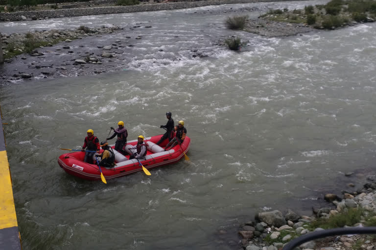 Rescuers finds corpse of tourist guide who scarified his life to save tourists