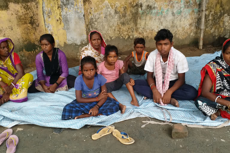 Five Mahadalit families have been protesting in Jamtara for two weeks