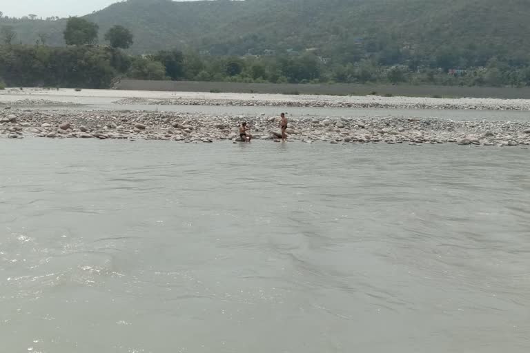 Srinagar Police became an angel for the person who was flowing in the river Alaknand