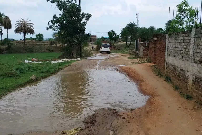 dilapidated road of Latehar district headquarters