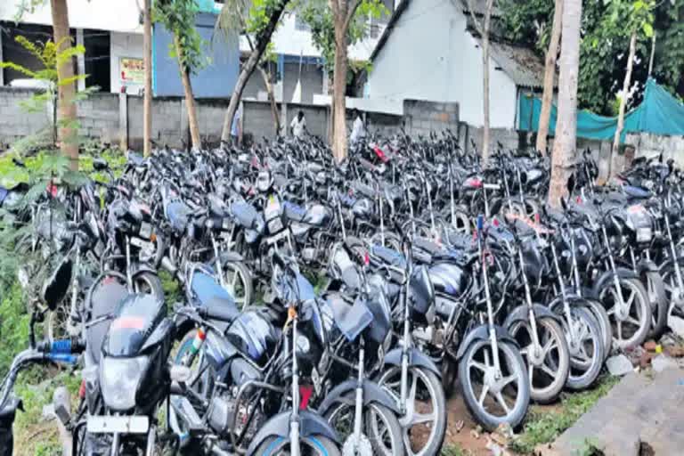 two wheeler thief in Andhra Pradesh, many bikes robbed in Andhra Pradesh, Andhra Pradesh crime news, ಆಂಧ್ರಪ್ರದೇಶದಲ್ಲಿ ದ್ವಿಚಕ್ರ ವಾಹನ ಕಳ್ಳನ ಬಂಧನ, ಆಂಧ್ರಪ್ರದೇಶದಲ್ಲಿ ಹಲವು ಬೈಕ್​ಗಳು ದರೋಡೆ, ಆಂಧ್ರಪ್ರದೇಶ ಅಪರಾಧ ಸುದ್ದಿ,