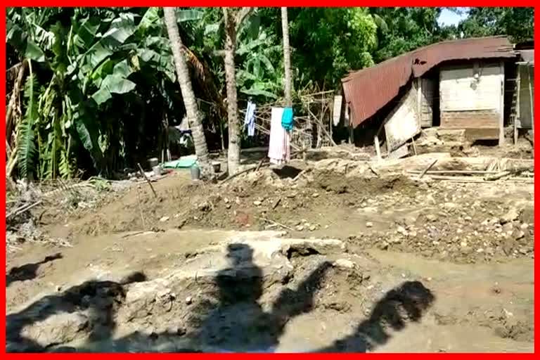 flood-victims-crying-for-a-drop-of-drinking-water-in-flood-camp-at-Dharmapur