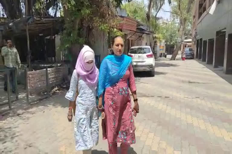 Punjab Story  lady stopped on the way to pakistan at boarder by customs officials  lady stopped on boarder by customs officials  Attari Wagah border  അട്ടാരി വാഗ അതിർത്തി  അമൃതസര്‍  കാമുകനെ തിരക്കി പാക്കിസ്ഥാനിലേക്ക് പുറപ്പെട്ട യുവതിയെ അതിര്‍ത്തിയില്‍ പിടികൂടി