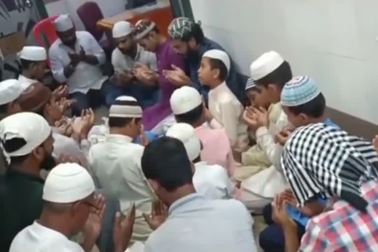 Quran recitation at Shiv Sena office in Malad