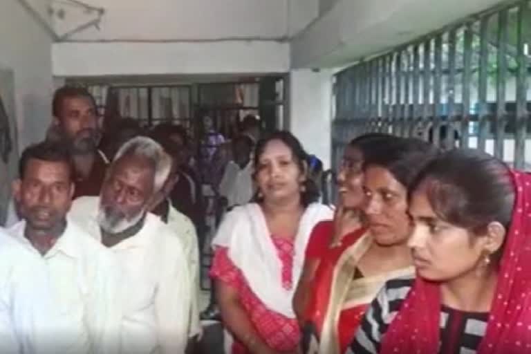 smp-election-2022-voters-cast-their-votes-in-rainy-weather-in-siliguri