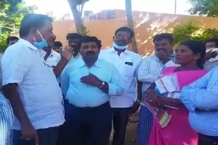 Asha activist sheds tears in front of Tahsildar at davanagere