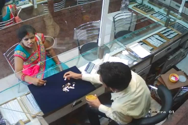 CCTV footage of woman stealing jewelery