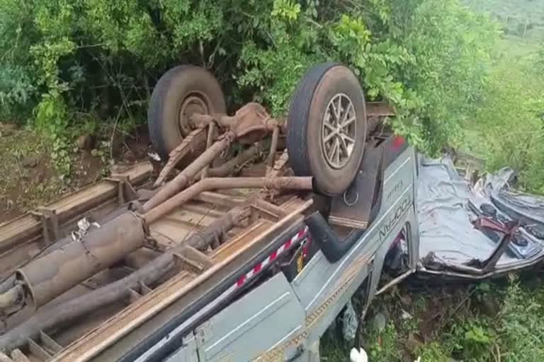 belagavi accident latest  goods vehicle falls into stream in belagavi  karnataka goods vehicle accident  belagavi accident death compensation  കര്‍ണാടക വാഹനാപകടം  ബെലഗാവി ചരക്ക് വാഹനം തോട്ടിലേക്ക് മറിഞ്ഞു  ബെലഗാവി അപകടം മരണം നഷ്‌ടപരിഹാരം  കര്‍ണാടക അപകടം പുതിയ വാർത്ത