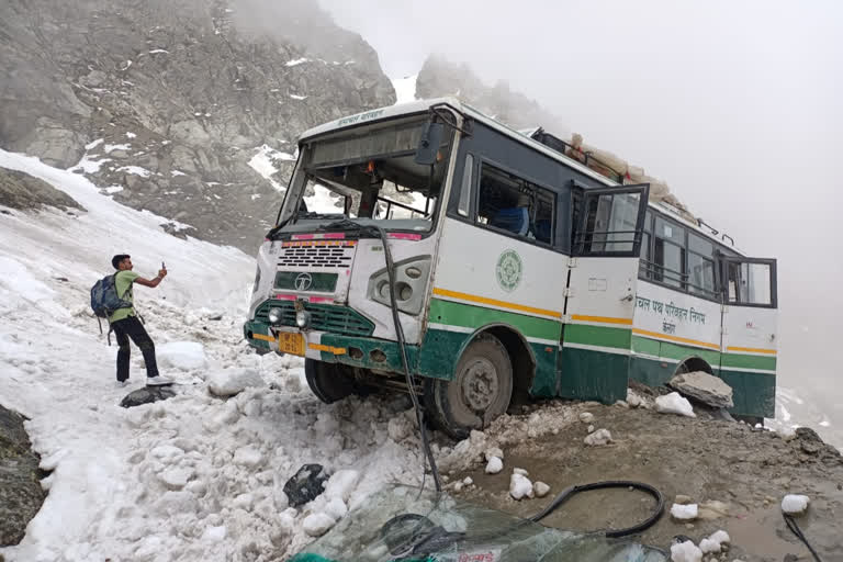 stone fell on HRTC bus in Sach pass of Chamba