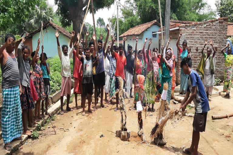 People of Santhal community burnt effigies of CM Hemant Soren and Shibu Soren in Dumka