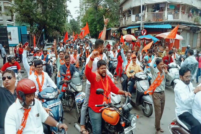 Eknath Shinde moves Supreme court  disqualification notices to rebel Maharashtra MLAs  മഹാരാഷ്ട്ര രാഷ്ട്രീയം കോടതി കയറുന്നു  അയോഗ്യതക്കെതിരെ കോടതിയെ സമീപിച്ച് ഷിന്‍ഡേ