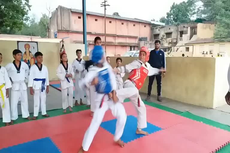 Banjare family teaches karate in Korba