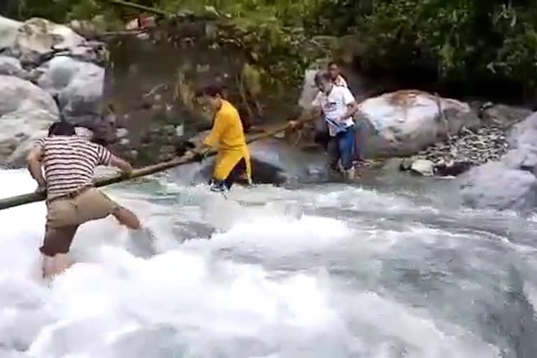 Health Workers Cross Inaccessible River to Reach Villages in Boxa