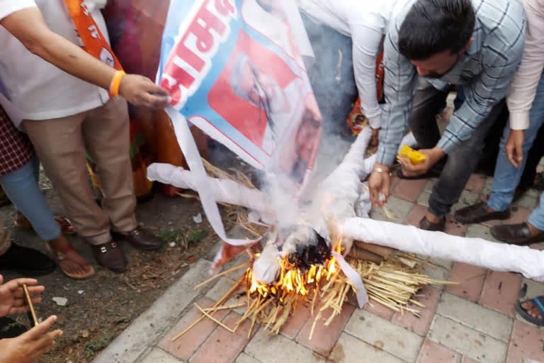 Symbolic funeral of rebel MLAs by Shiv Sainiks in Pune