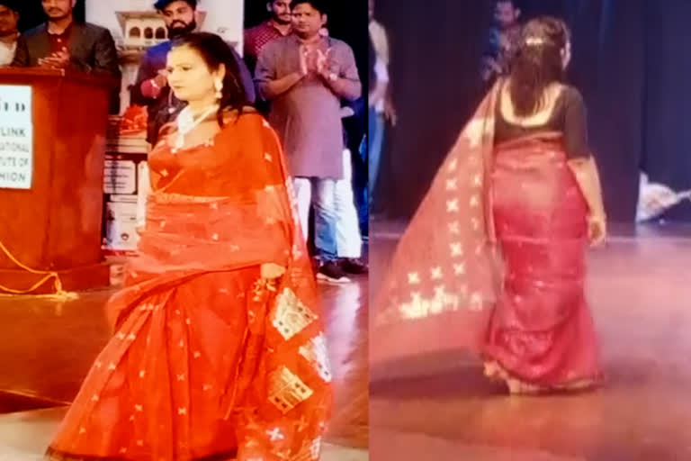 Catwalk of BD Kalla wife in fashion show in Jaipur to promote Kota Doria Saree