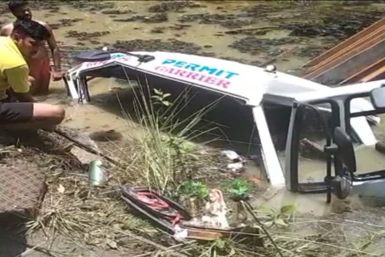 pickup van lost its balance and fell into a drain in Sambalpur