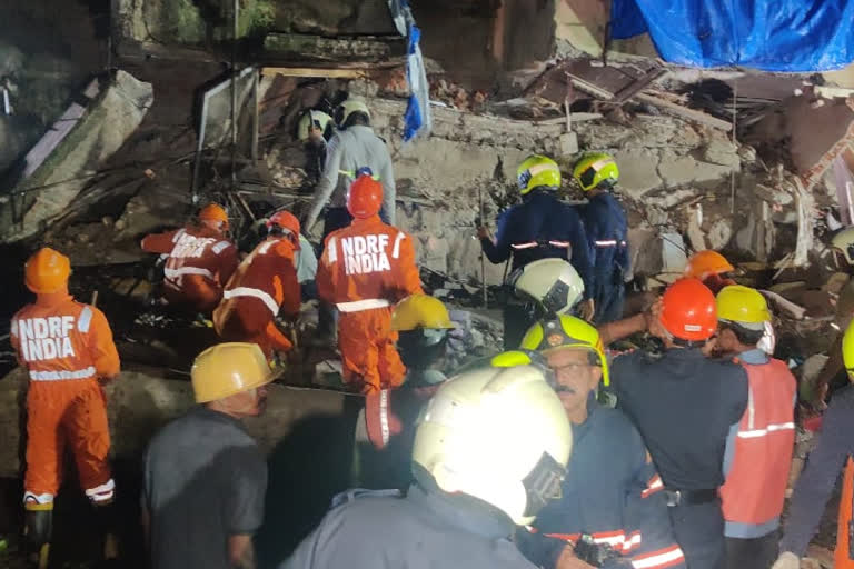 four storey building collapsed in Mumbai, building collapse in Maharashtra, Many people trapped under the building pile in Mumbai, Maharashtra building collapse news, ಮುಂಬೈನಲ್ಲಿ ನಾಲ್ಕು ಅಂತಸ್ತಿನ ಕಟ್ಟಡ ಕುಸಿತ, ಮಹಾರಾಷ್ಟ್ರದಲ್ಲಿ ಕಟ್ಟಡ ಕುಸಿತ, ಮುಂಬೈನಲ್ಲಿ ಕಟ್ಟಡದ ಅವಶೇಷಗಳಡಿ ಸಿಲುಕಿದ ಹಲವರು, ಮಹಾರಾಷ್ಟ್ರ ಕಟ್ಟಡ ಕುಸಿತ ಸುದ್ದಿ,