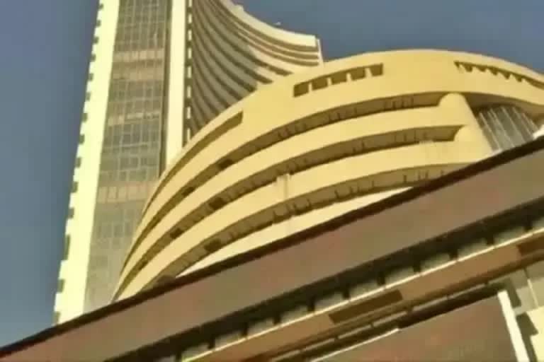 Sensex dips more than 317 points in early trade, Nifty loses 100 points