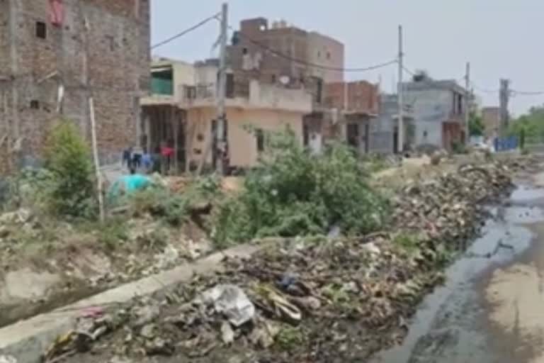 garbage-of-drains-was-thrown-on-streets-in-name-of-cleaning-a-lot-of-garbage-was-planted-in-burari