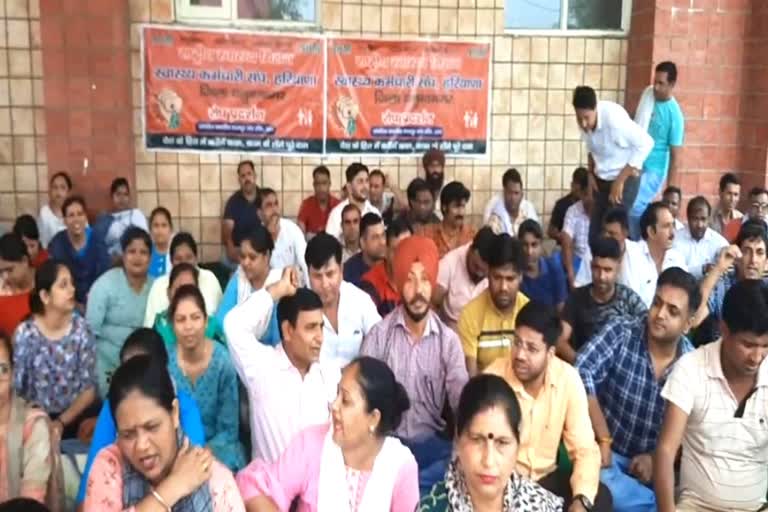 NHM workers protest