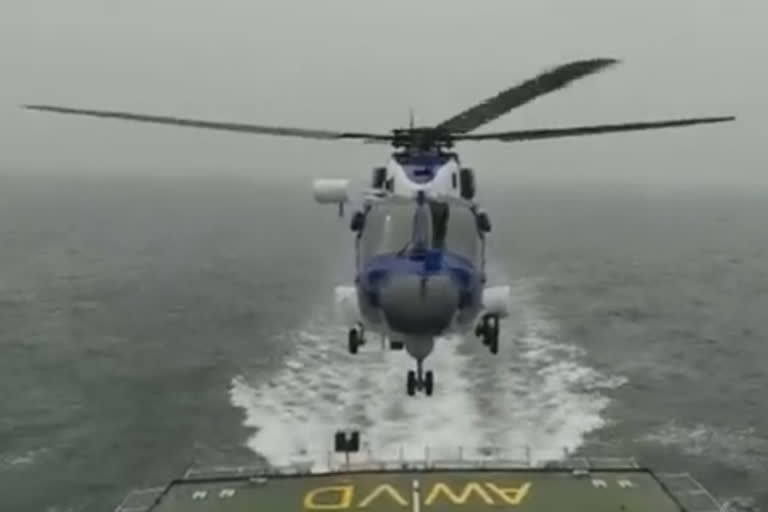 ONGC chopper makes emergency landing in high-sea; 4 rescued  ONGC chopper makes emergency landing  helicopter emergency landing  ഒഎൻജിസി  ഒഎൻജിസി ഹെലികോപ്‌ടര്‍  ഹെലികോപ്‌ടര്‍ ഹെലികോപ്‌ടര്‍ അടിയന്തരമായി അറബിക്കടലില്‍ ഇറക്കി