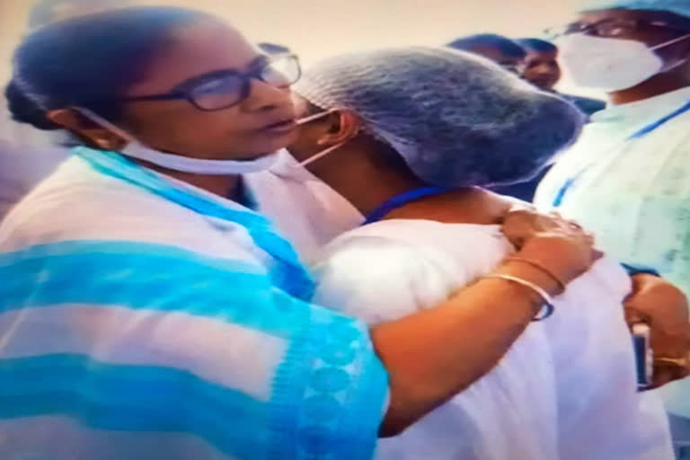 cm-mamata-banerjee-hug-renu-khatun