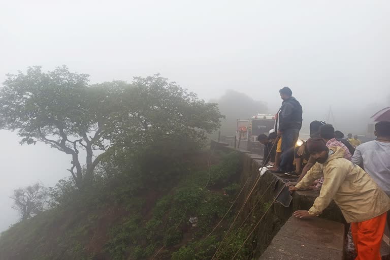tourist fell 100 feet deep valley satara