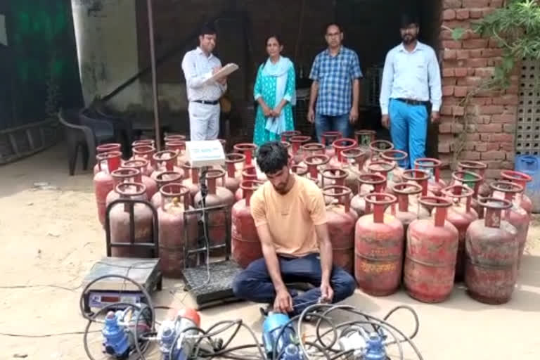 Action against illegal gas refilling in Jaipur, 49 gas cylinders and other equipment seized