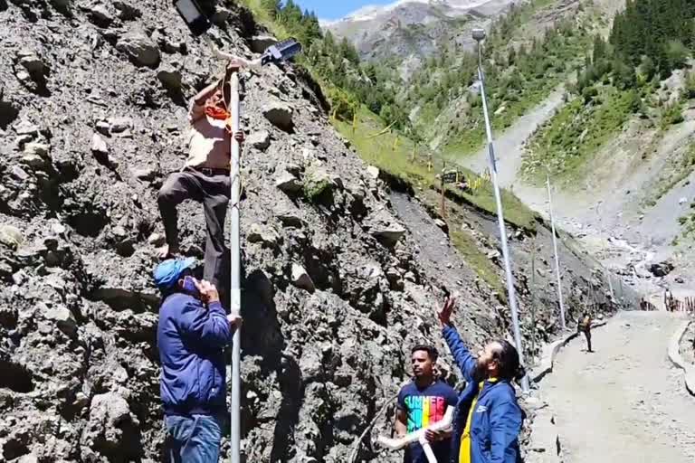 NGO Installs LED Lights on Yatra Route : این جی او کی جانب سے یاتریوں کے لیے سینکڑوں فلڈ لائٹس نصب