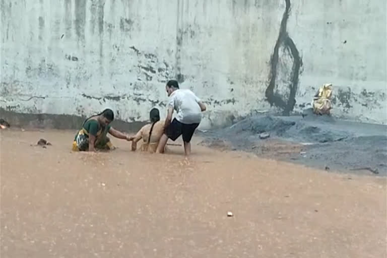 LADY FELL DOWN IN RAIN WATER AT MACCHABOLLARAM